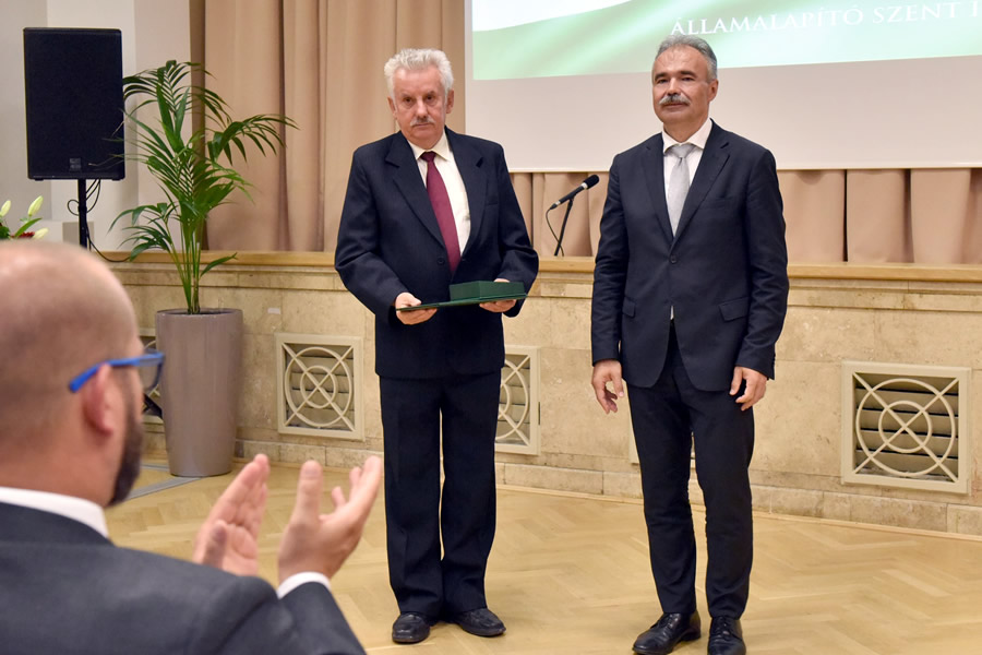 Dr. Vincze László nyugdíjas kollégánk kitüntetést vehetett át